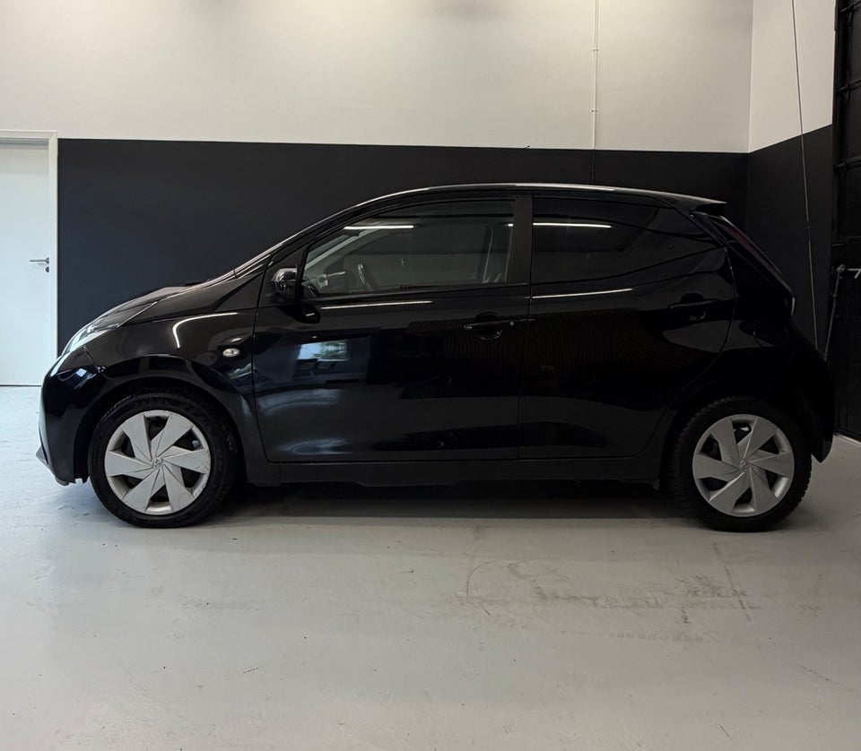 Toyota Aygo 1,0 VVT-i x-black 5d