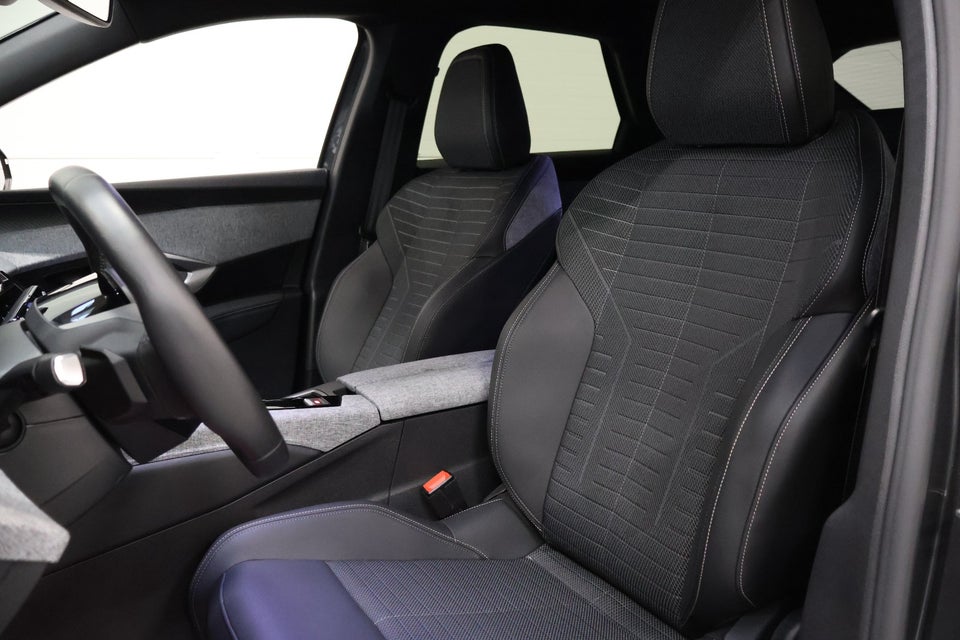 Peugeot e-3008 77 GT 5d