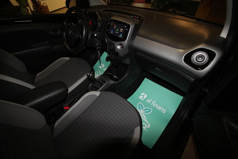 Toyota Aygo 1,0 VVT-i x-plore x-shift 5d