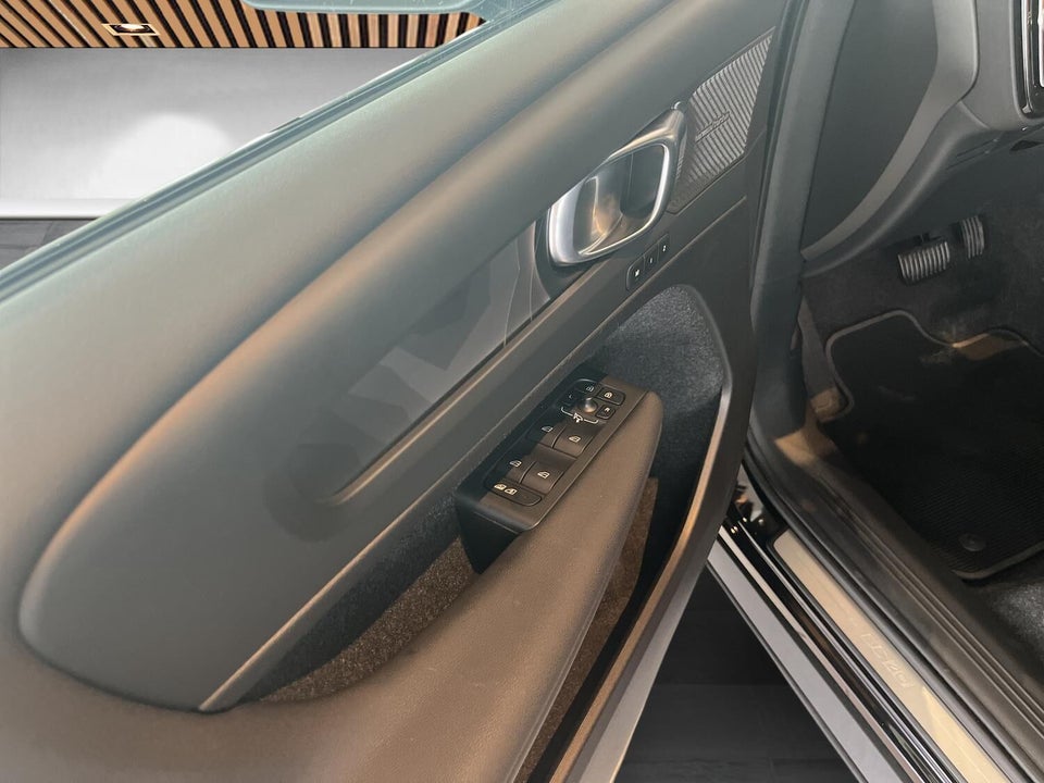 Volvo EC40 Extended Range Black Edition 5d