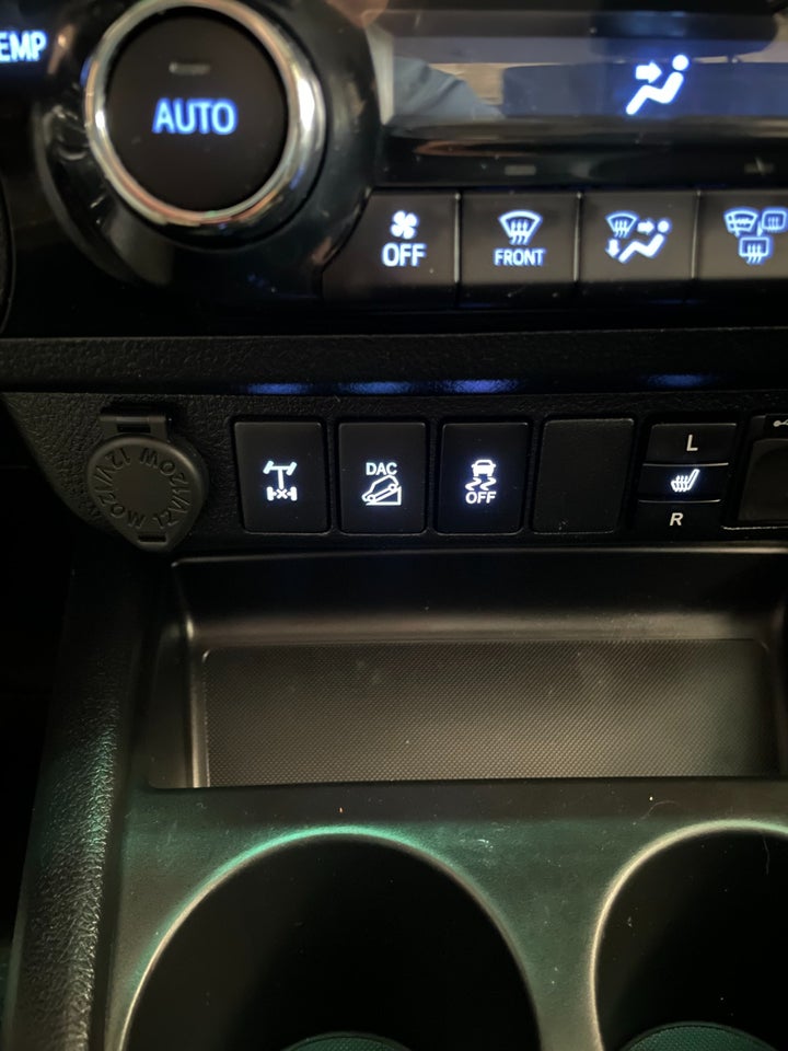 Toyota HiLux 2,4 D-4D 150 T3 Db.Kab aut. 4x4 4d