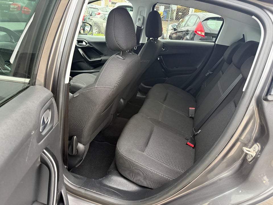 Peugeot 208 1,2 PureTech 82 Signature Sky 5d