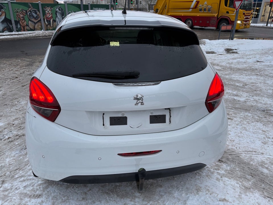 Peugeot 208 1,2 PureTech 82 Allure Sky 5d