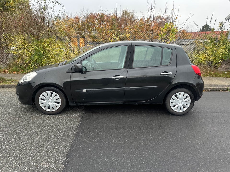 Renault Clio III 1,2 16V TCe Expression 5d