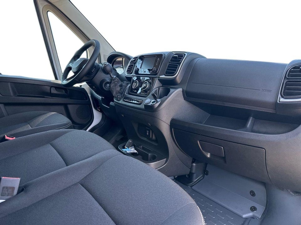 Peugeot Boxer 333 2,2 BlueHDi 140 L2H2 Premium