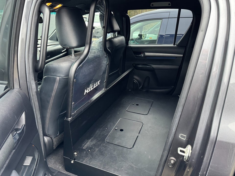 Toyota HiLux 2,8 D T4 Invincible Db.Kab aut. 4d