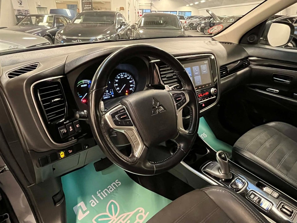 Mitsubishi Outlander 2,4 PHEV Invite CVT 4WD 5d