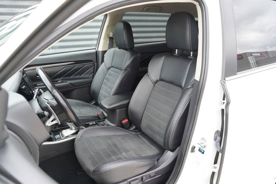 Mitsubishi Outlander 2,4 PHEV Inform+ CVT 4WD 5d