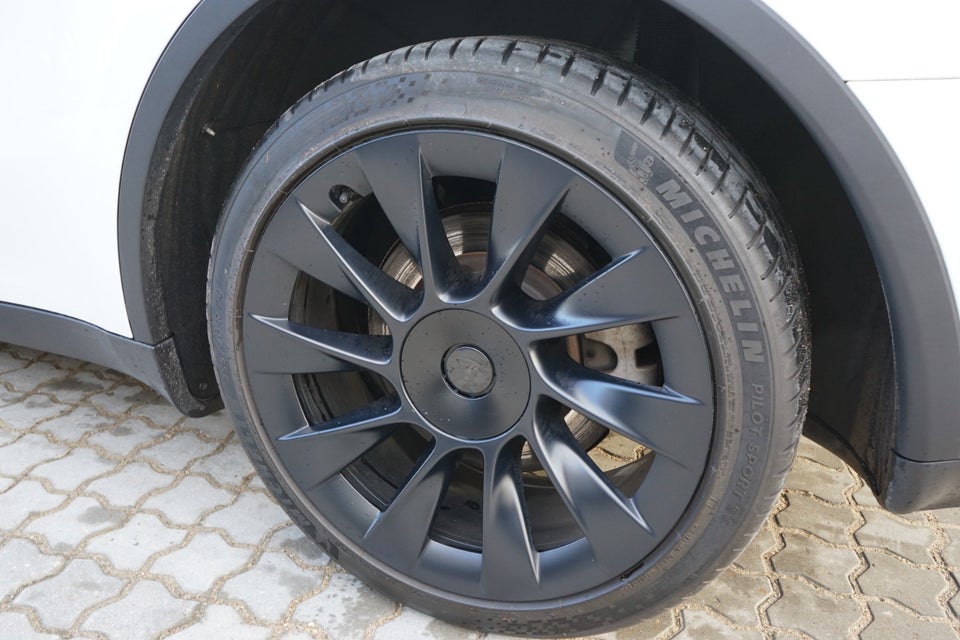 Tesla Model Y Long Range AWD 5d