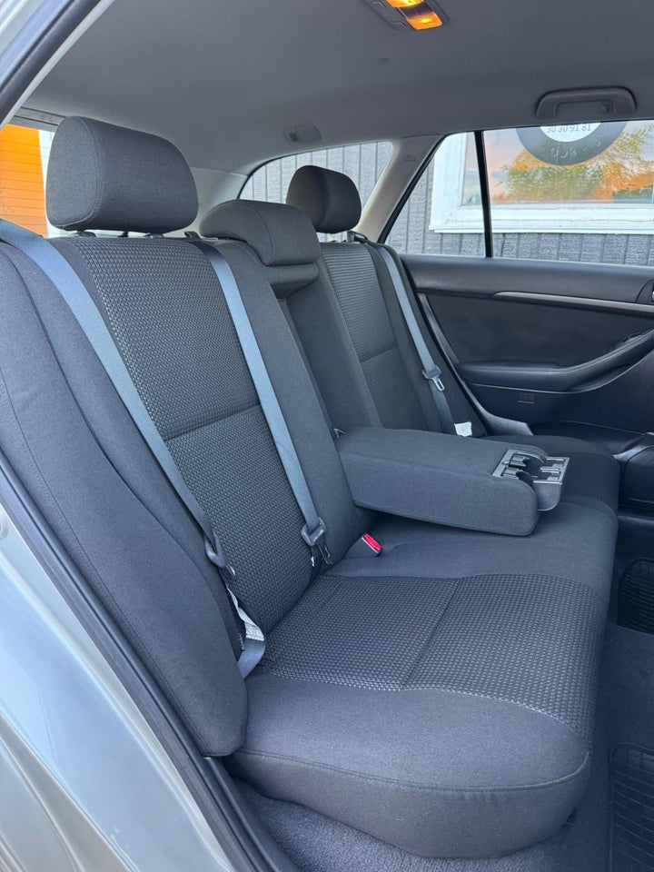 Toyota Avensis 1,8 VVT-i Terra stc. 5d