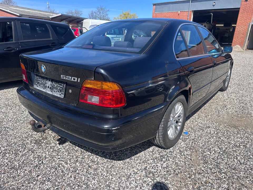 BMW 520i 2,2  4d