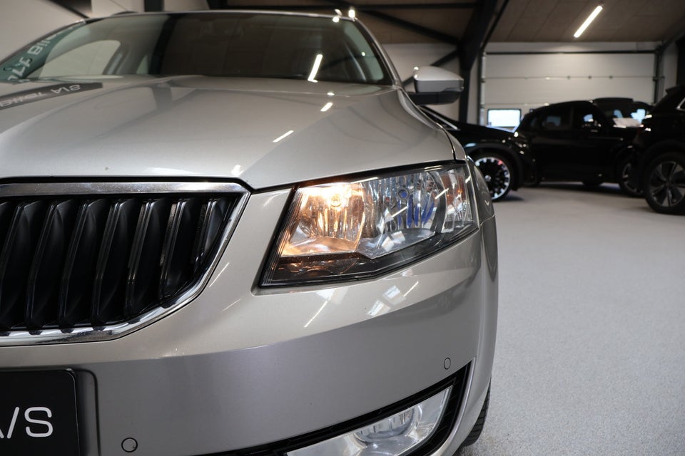 Skoda Octavia 1,6 TDi 105 Ambition Combi DSG 5d