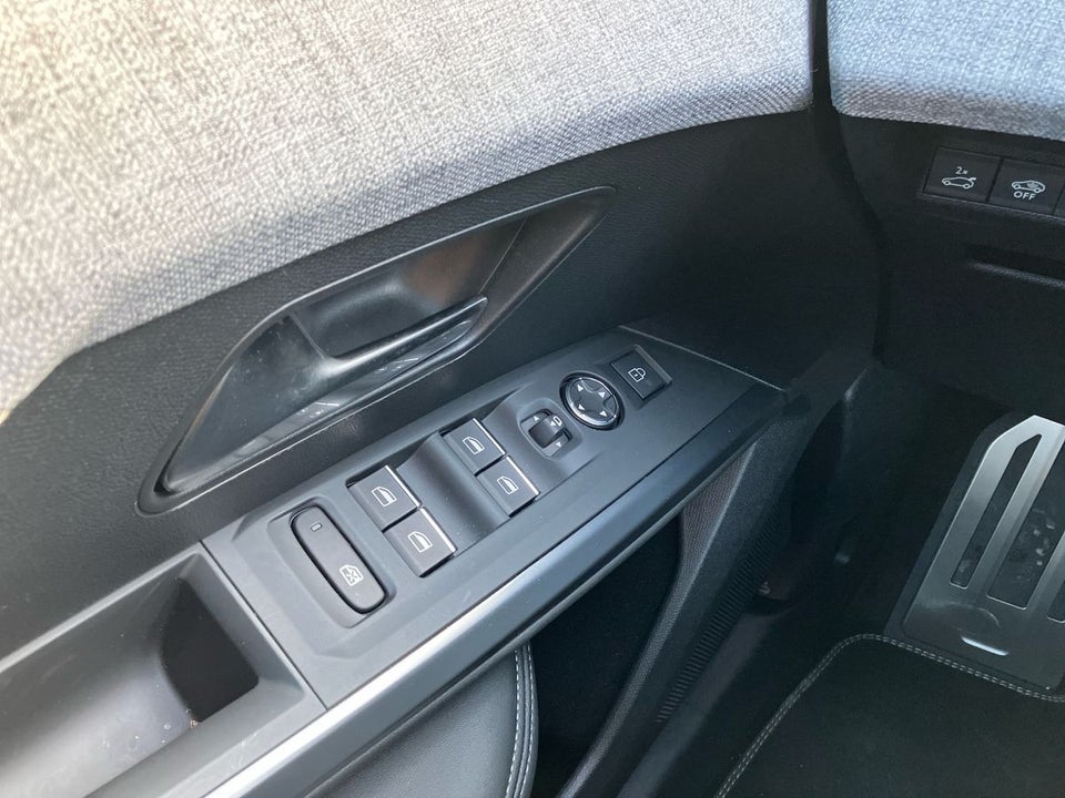 Peugeot e-3008 77 GT Pack 5d