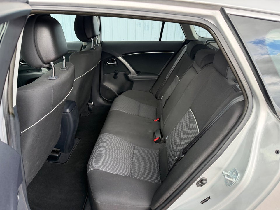 Toyota Avensis 1,6 VVT-i Limited stc. 5d