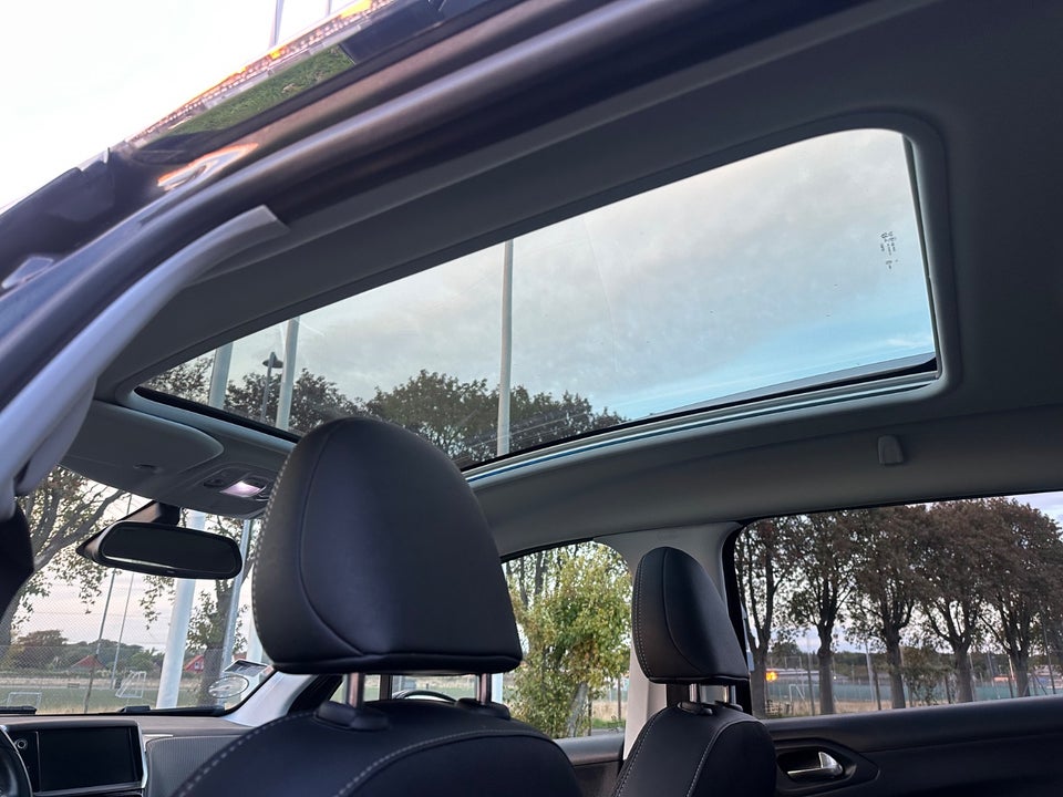 Peugeot 2008 1,2 e-THP 110 Allure Sky 5d