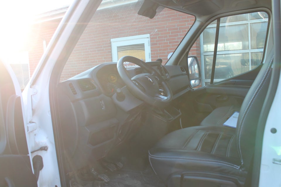 Renault Master IV T33 2,3 dCi 135 L2H2 Kassevogn