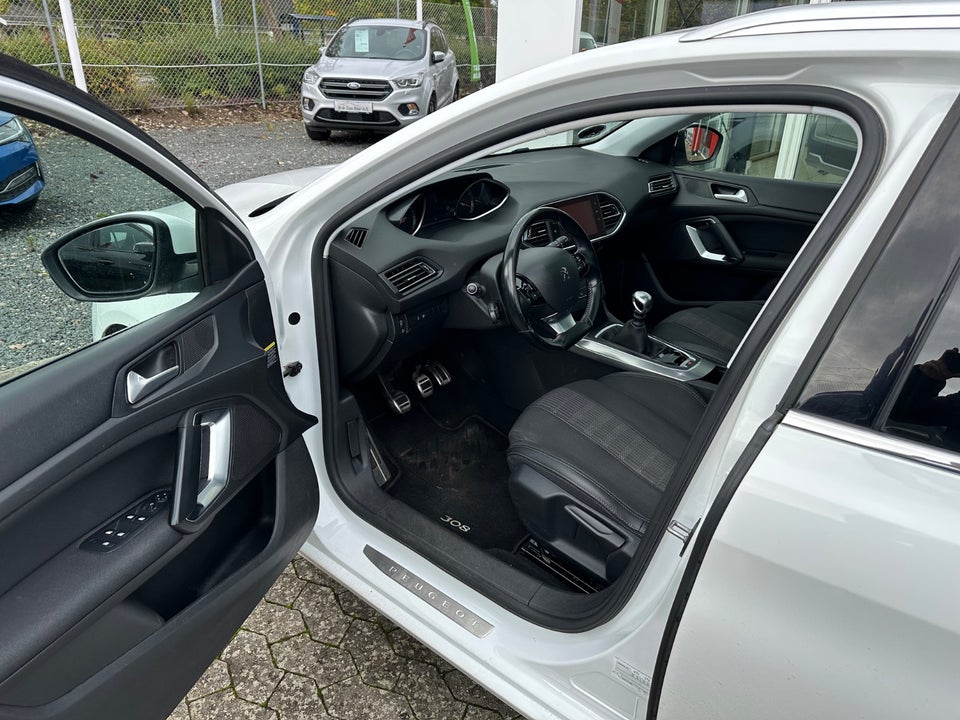 Peugeot 308 1,2 e-THP 130 Allure Sky SW 5d