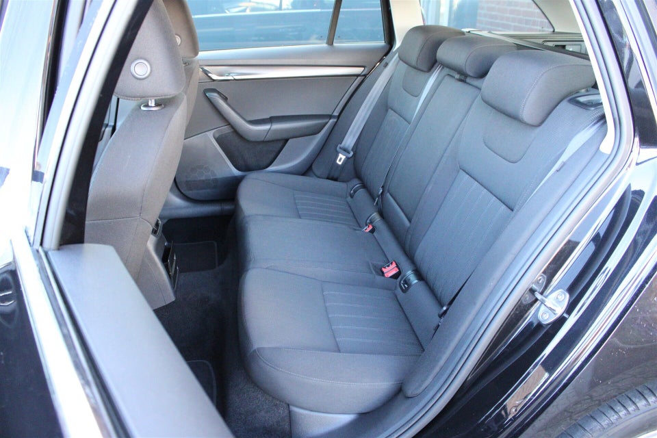 Skoda Octavia 2,0 TDi 150 Business Line+ Celebration Combi DSG 5d