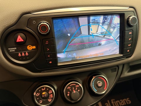 Toyota Yaris 2015 — miniature 12