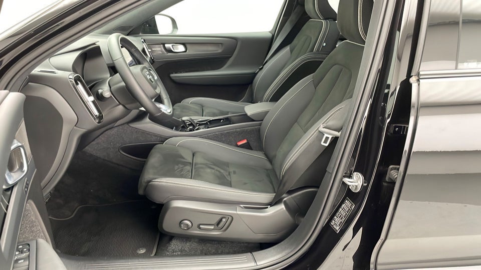 Volvo EX40 Extended Range Black Edition 5d