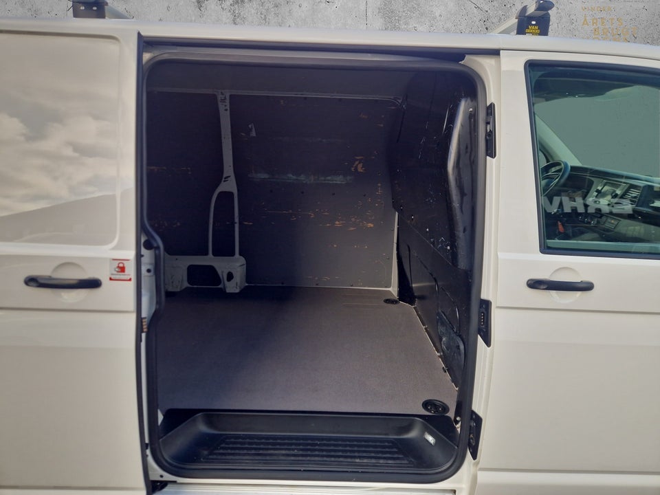 VW Transporter 2,0 TDi 110 Kassevogn lang