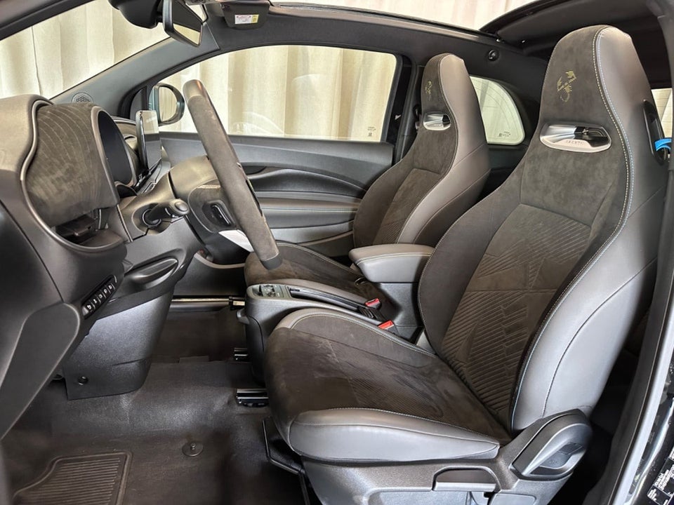 Abarth 500e Scorpionissima Cabrio 2d