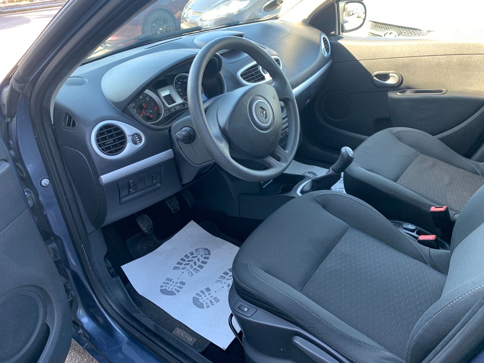 Renault Clio III 1,2 16V Avantage 5d