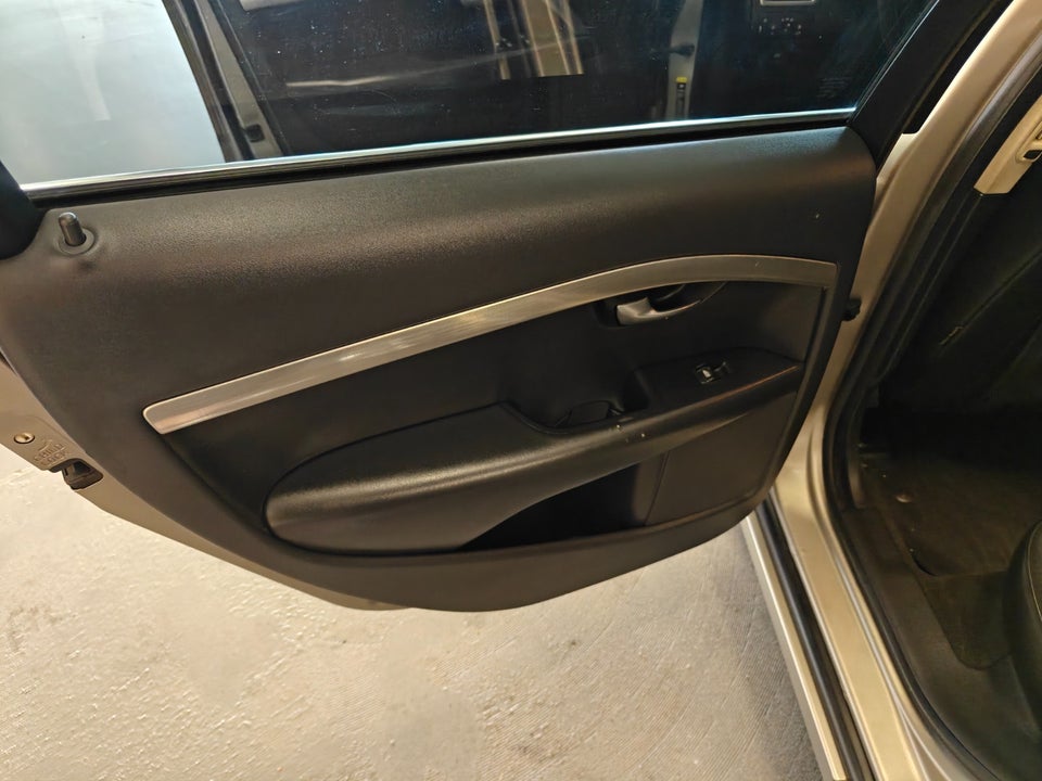 Volvo V70 2,4 D5 185 R-Design aut. 5d