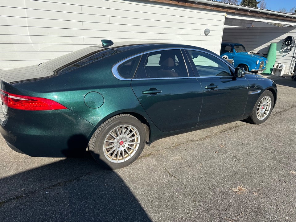 Jaguar XF 2,0 D180 Prestige 4d