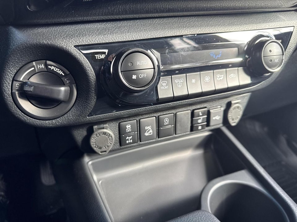 Toyota HiLux 2,8 D T4 Invincible Db.Kab aut. 4d