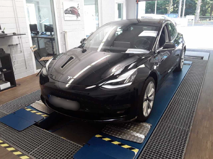 Tesla Model 3 Long Range AWD 4d