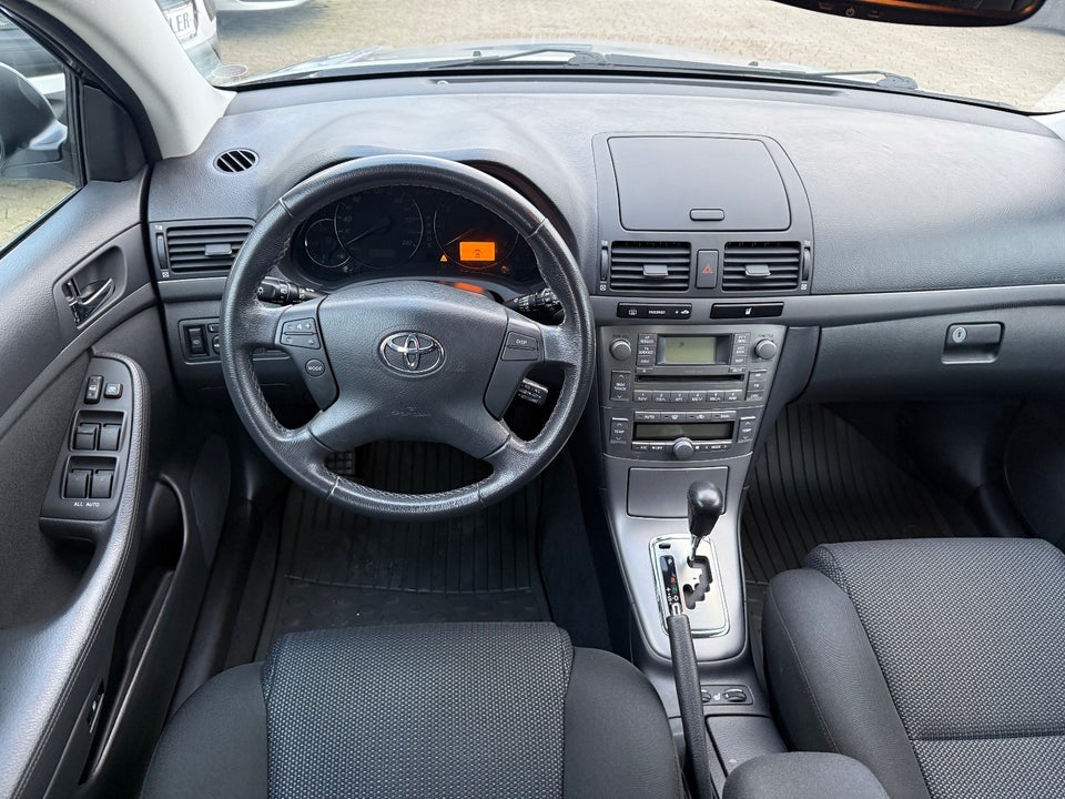 Toyota Avensis 2,4 Sol aut. 5d