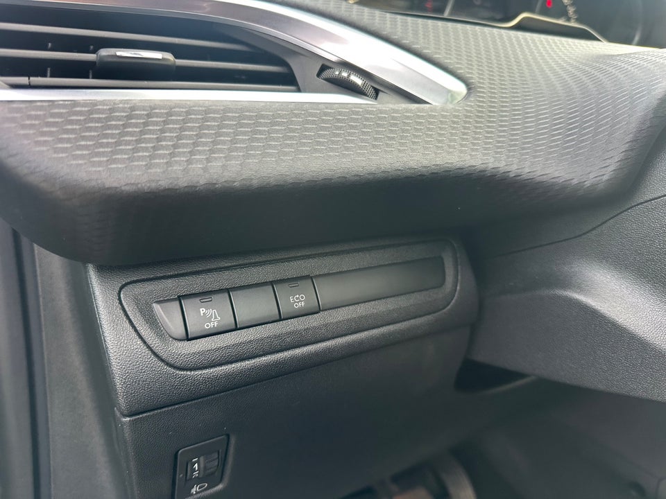 Peugeot 208 1,2 VTi 82 Signature Sky 5d