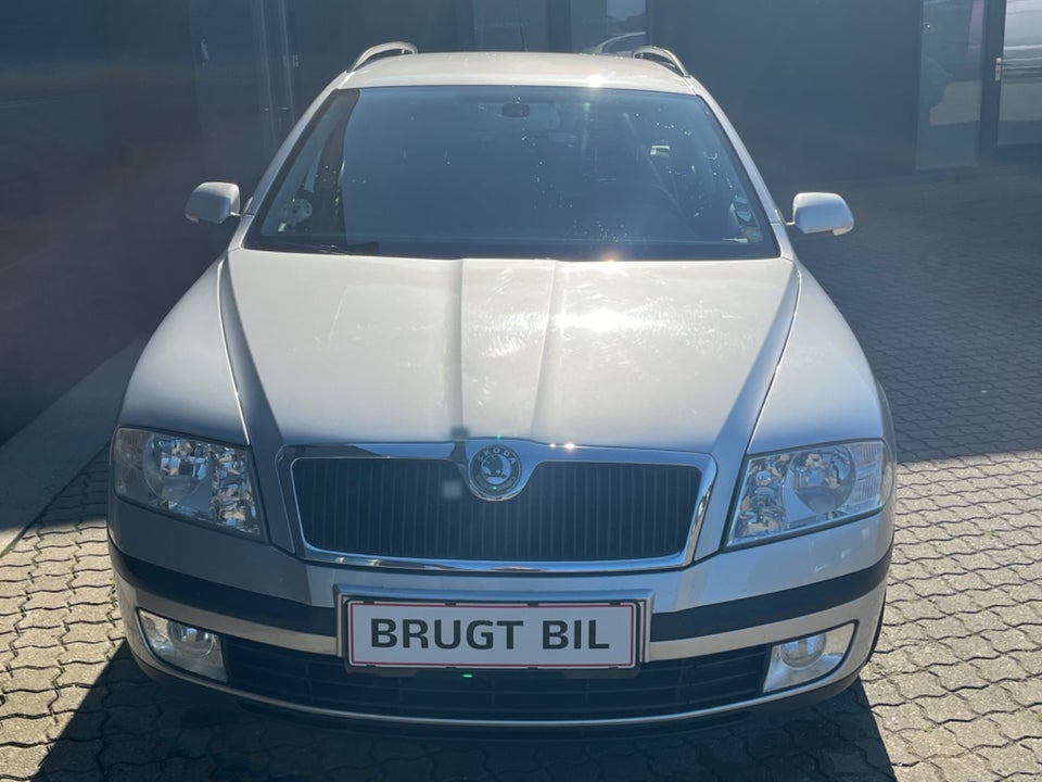 Skoda Octavia 1,6 FSi Ambiente 5d