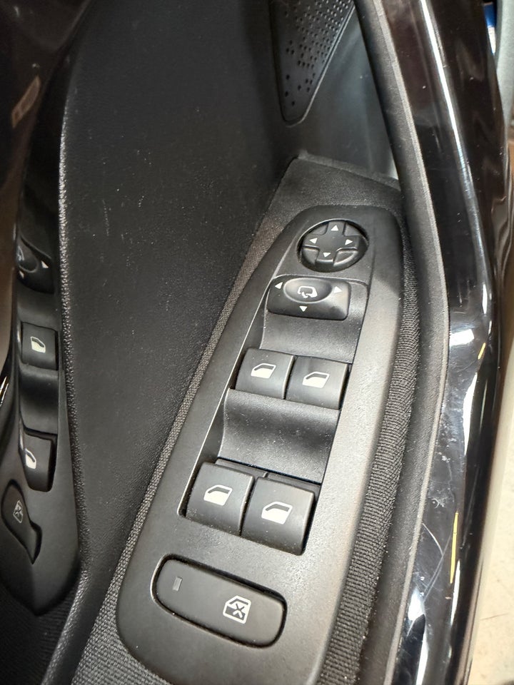 Peugeot 208 1,6 BlueHDi 100 Selection Sky 5d