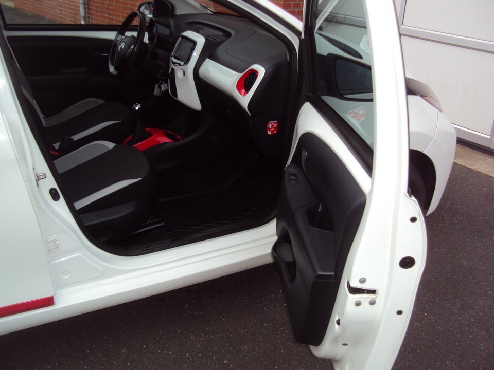 Toyota Aygo 1,0 VVT-i x-press 5d