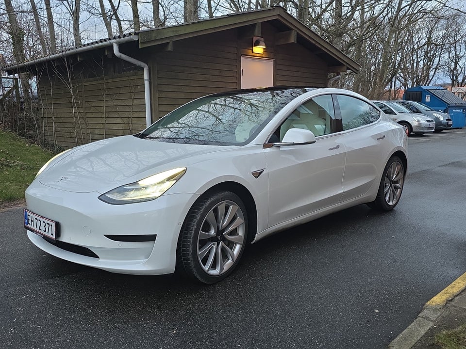 Tesla Model 3 Standard Range+ RWD 4d