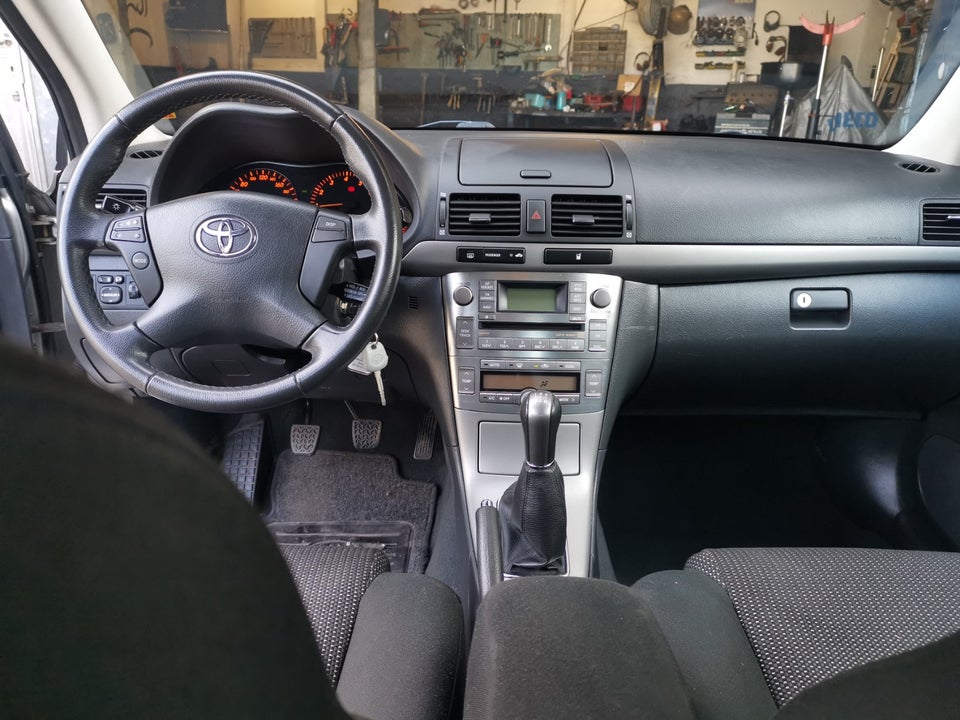 Toyota Avensis 2,0 VVT-i Executive stc. 5d