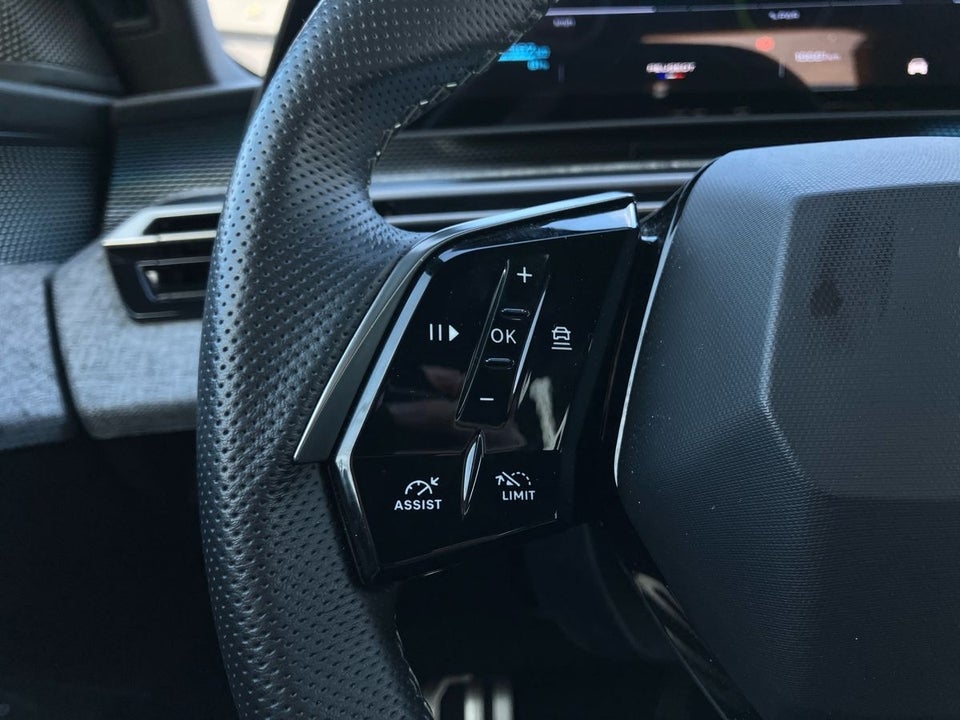 Peugeot e-3008 77 GT Pack 5d