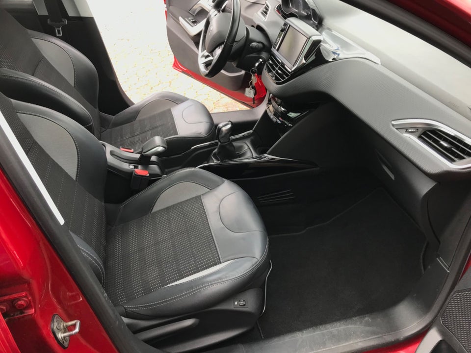 Peugeot 2008 1,5 BlueHDi 100 Prestige Sky 5d