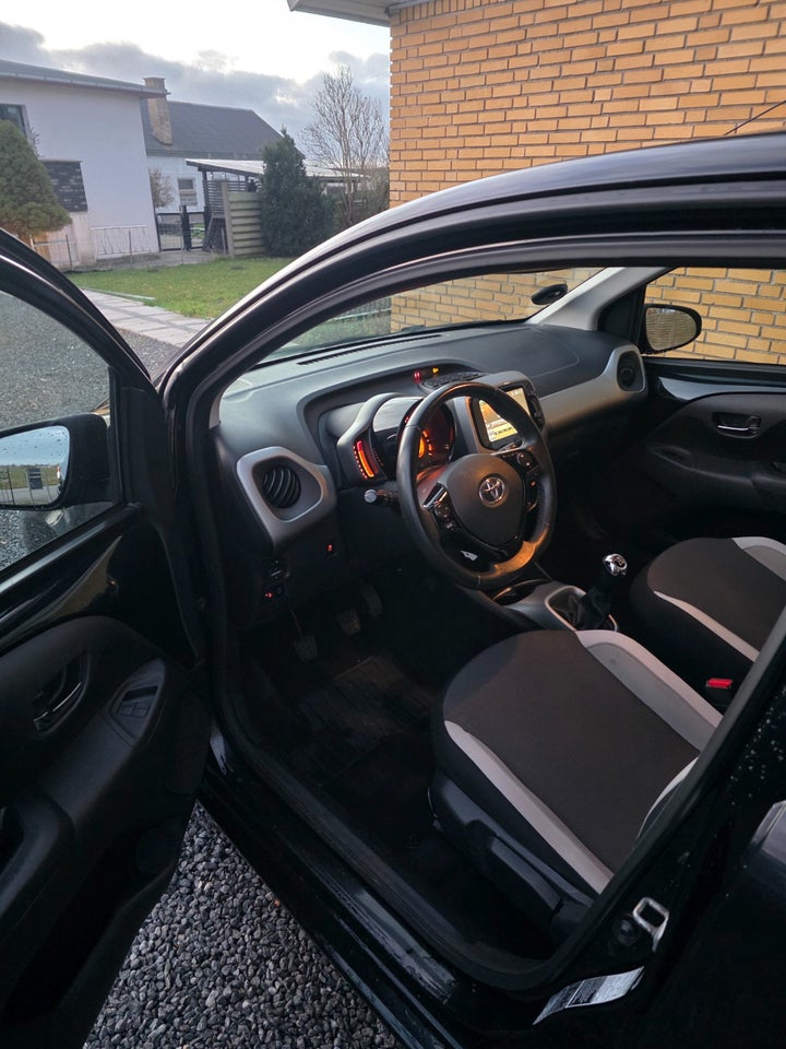 Toyota Aygo 1,0 VVT-i x-black 5d