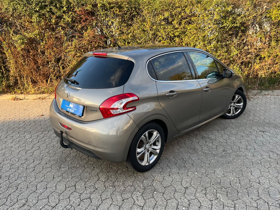 Peugeot 208 1,2 VTi Allure Sky 5d