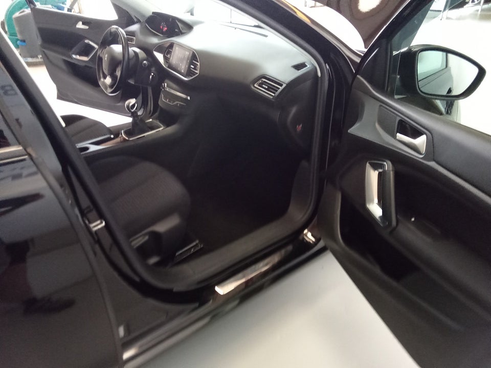 Peugeot 308 1,5 BlueHDi 130 Style SW 5d