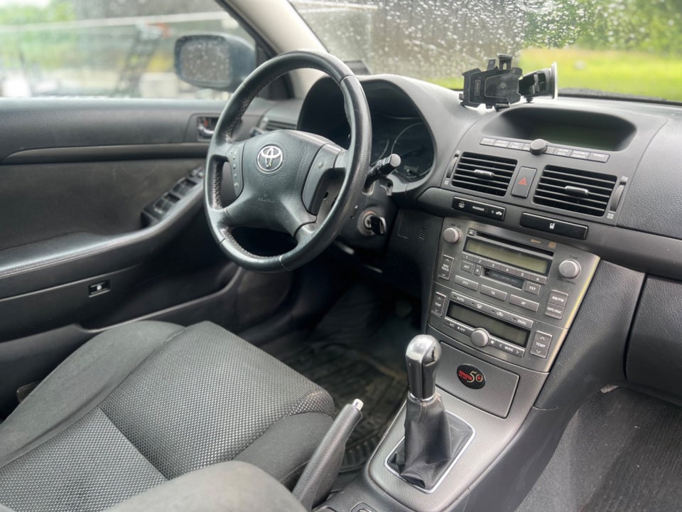 Toyota Avensis 2,0 D-4D Executive stc. 5d