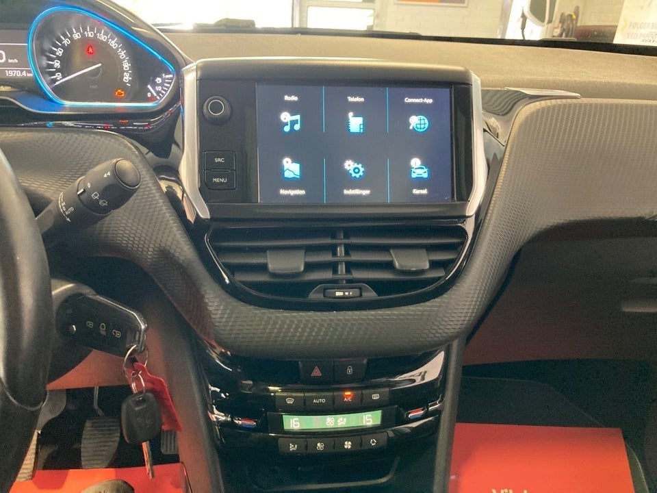 Peugeot 2008 1,2 e-THP 110 Allure Sky 5d