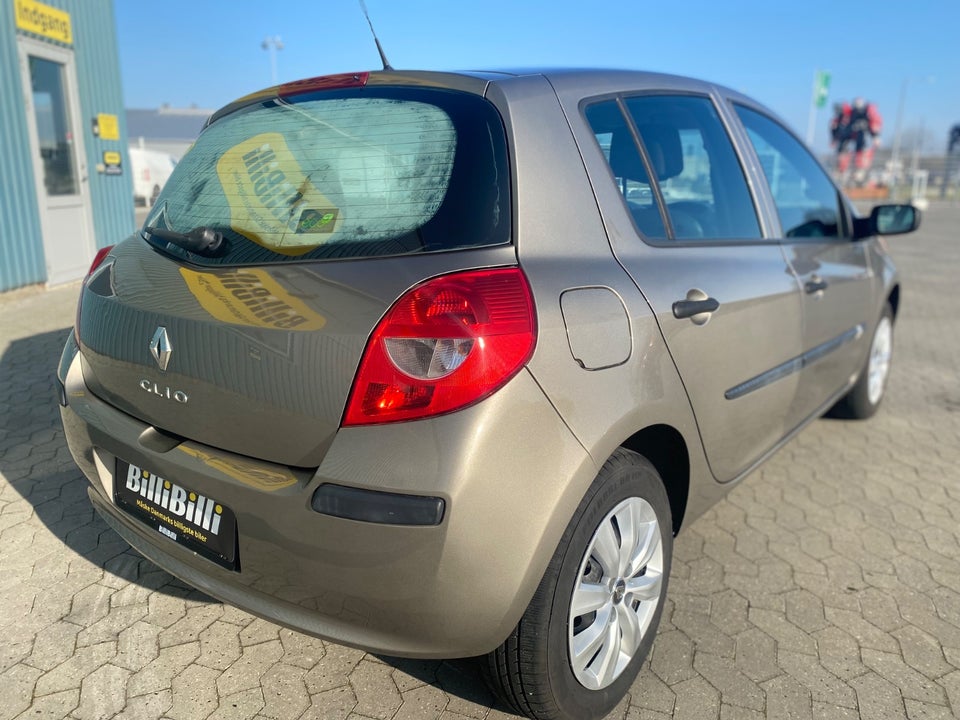 Renault Clio III 1,2 16V Authentique 5d