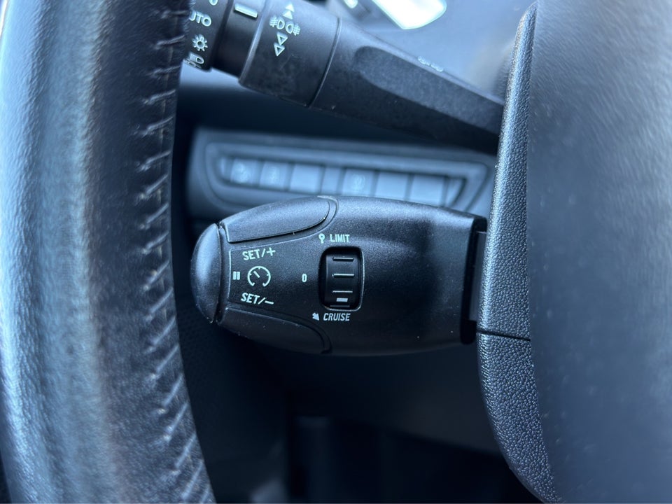 Peugeot 208 1,2 VTi Allure Sky 5d