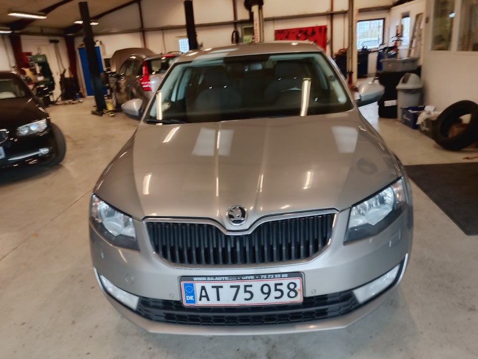 Skoda Octavia 1,6 TDi 105 Elegance DSG 5d