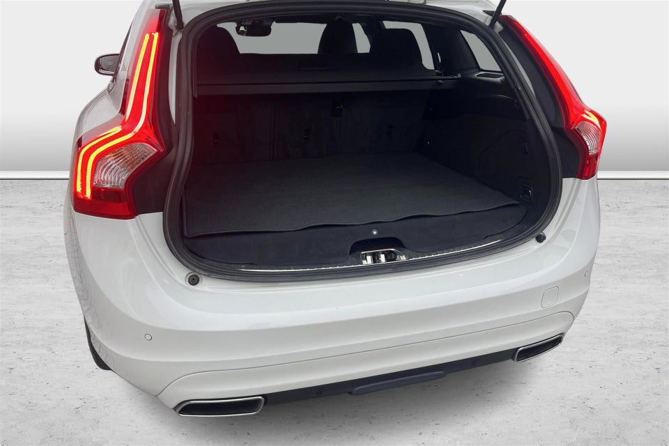 Volvo V60 2,4 D6 Plug-in Momentum aut. AWD 5d