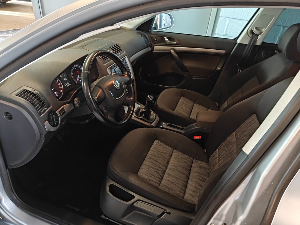 Skoda Octavia 1,6 TDi 105 Elegance Combi 5d